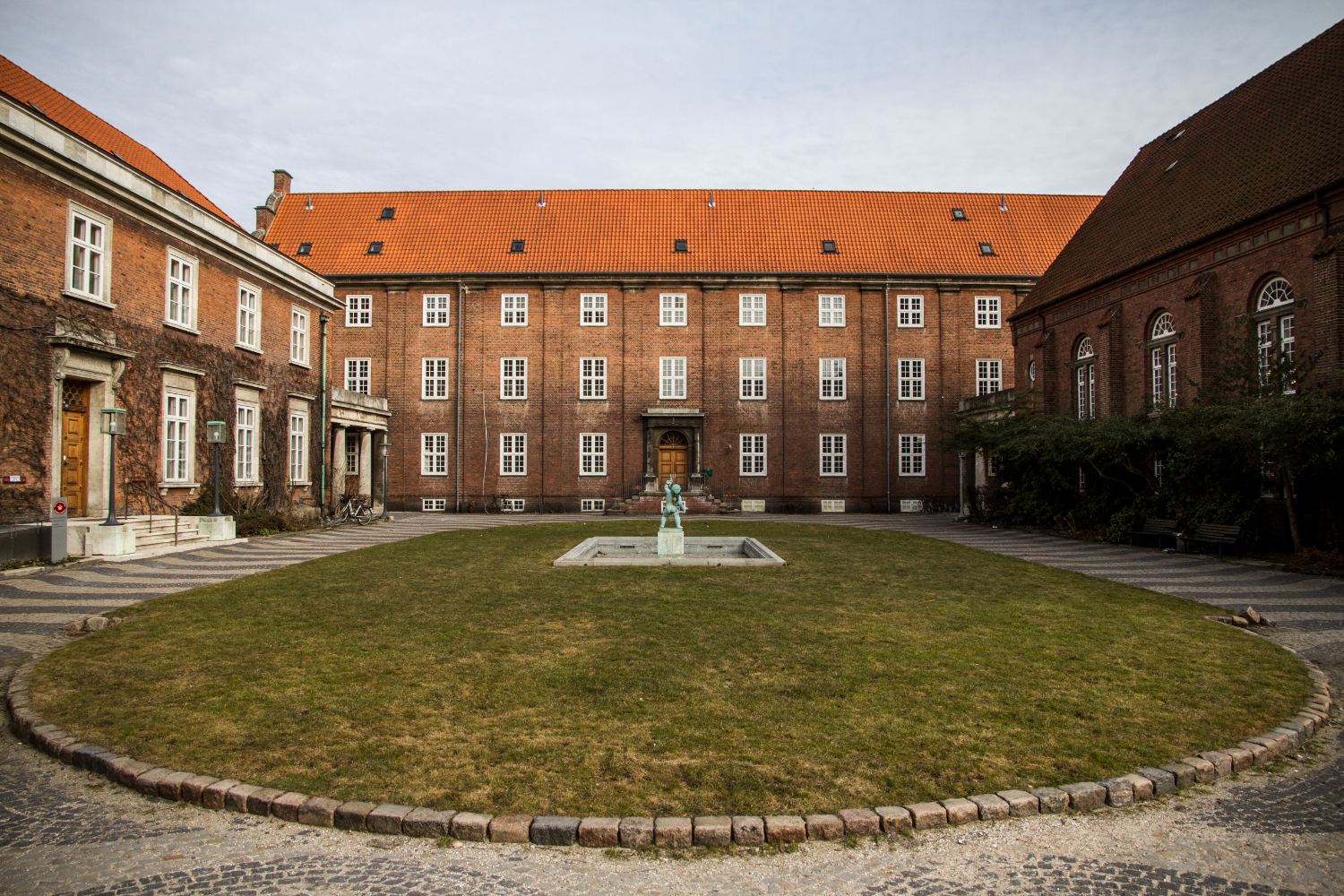 The listed square with its pool and circle of grass