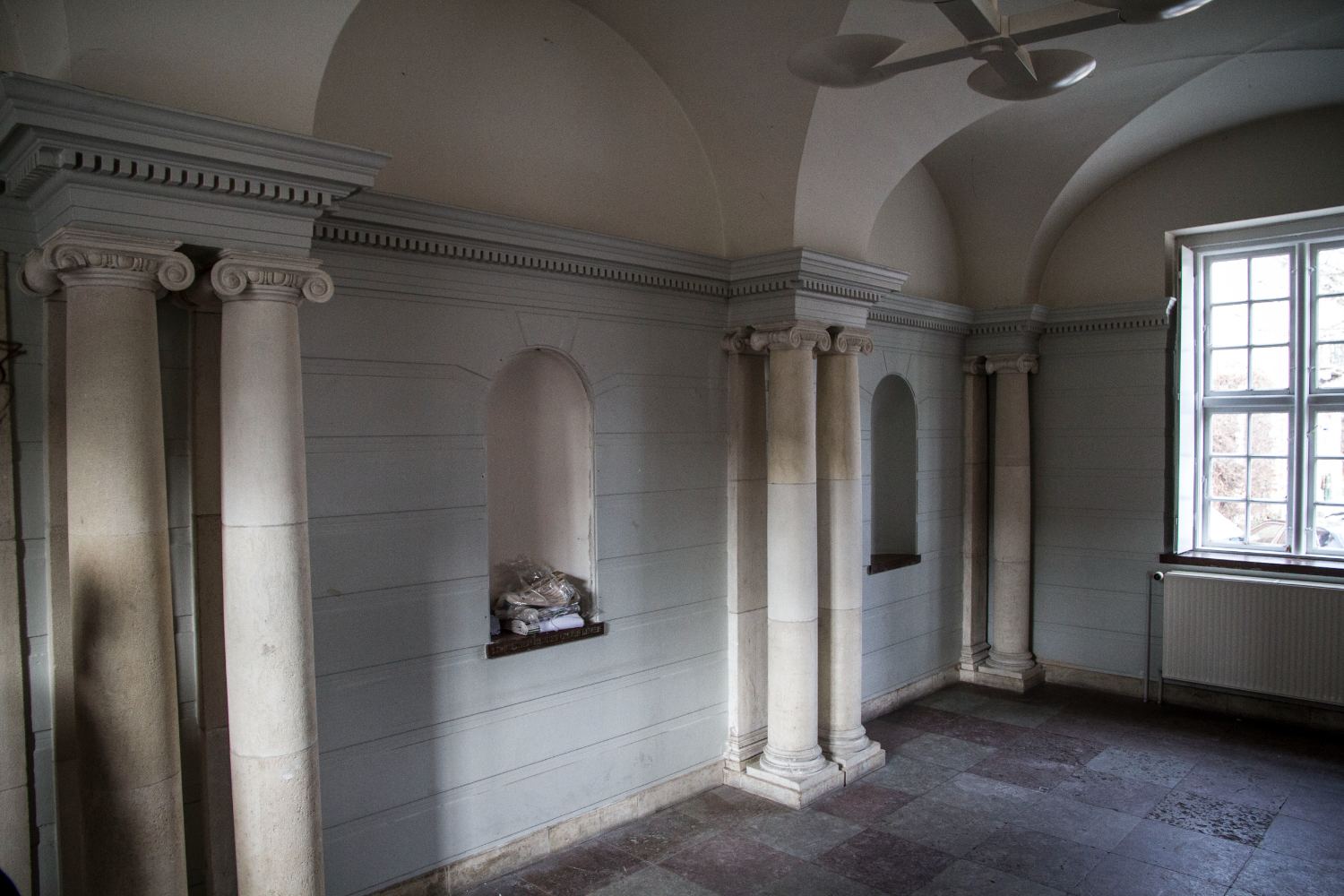 The entrance hall with its columns