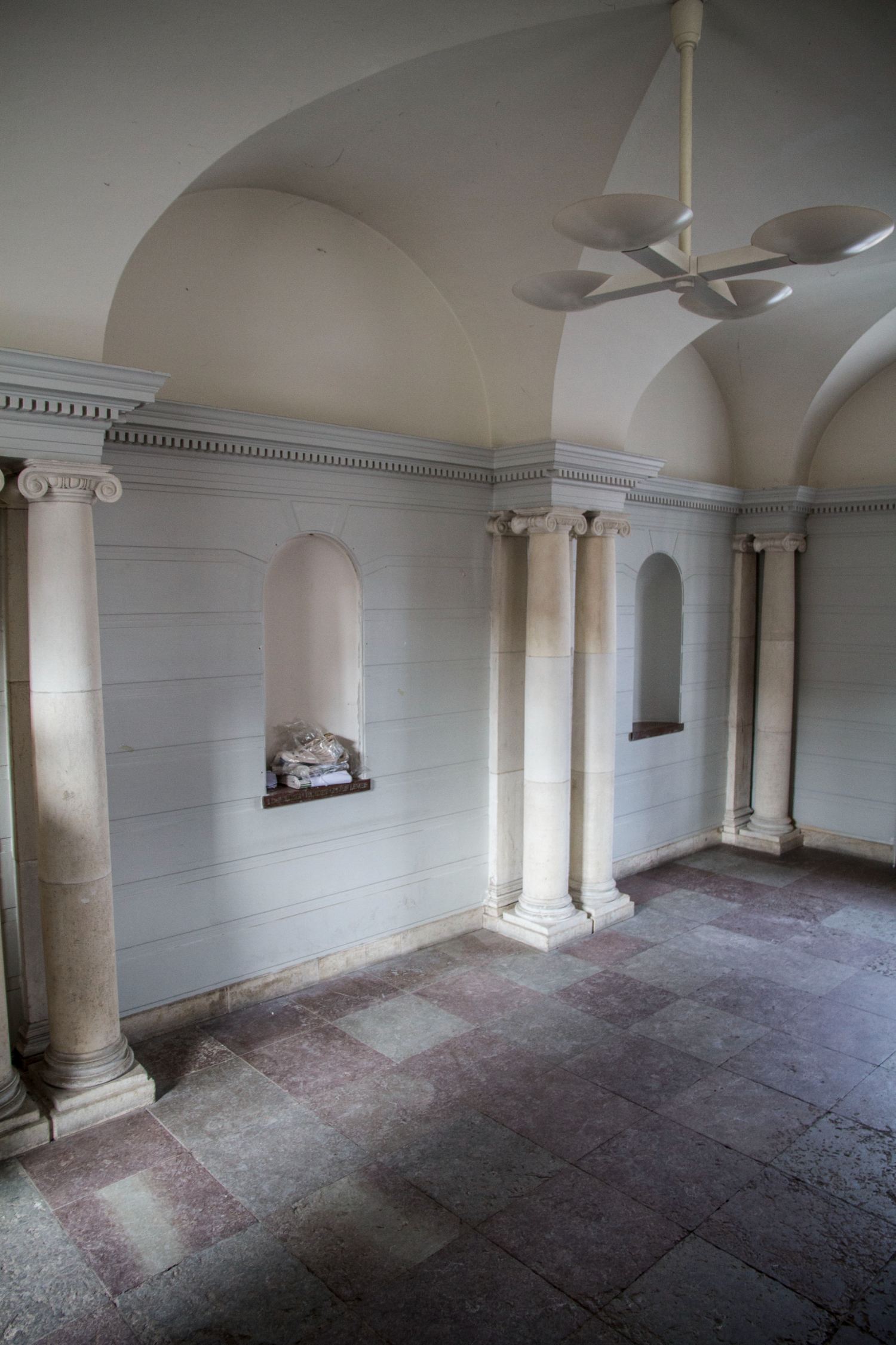 The entrance hall with its columns