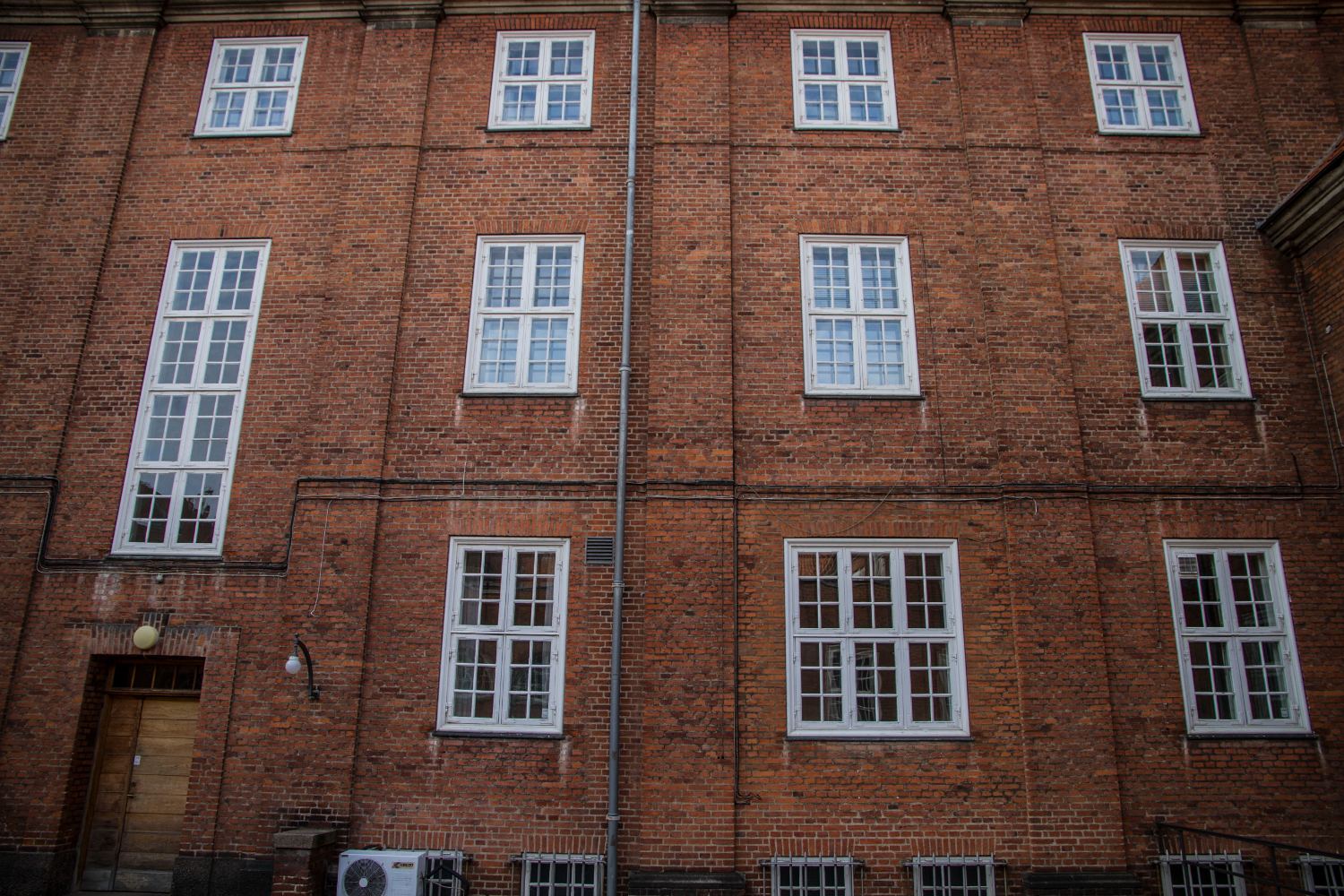 The courtyard façade, three storeys